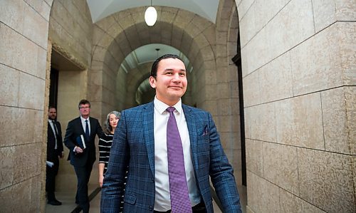 MIKAELA MACKENZIE / WINNIPEG FREE PRESS
NDP leader Wab Kinew walks to the chamber for question period at the Manitoba Legislative Building in Winnipeg on Thursday, April 5, 2018. 
Mikaela MacKenzie / Winnipeg Free Press 2018.