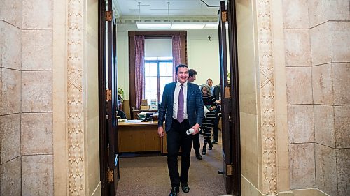 MIKAELA MACKENZIE / WINNIPEG FREE PRESS
NDP leader Wab Kinew walks to the chamber for question period at the Manitoba Legislative Building in Winnipeg on Thursday, April 5, 2018. 
Mikaela MacKenzie / Winnipeg Free Press 2018.