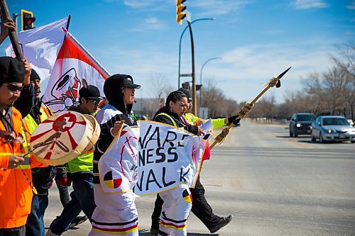 MIKAELA MACKENZIE / WINNIPEG FREE PRESS
The #stopmeth walk travels down Main Street in Rivergrove in Winnipeg on Monday, April 9, 2018. 
Mikaela MacKenzie / Winnipeg Free Press 2018.