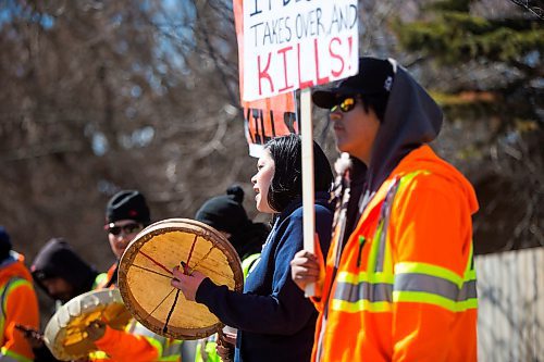 MIKAELA MACKENZIE / WINNIPEG FREE PRESS
Camille Munro sings a travelling song as the #stopmeth walk travels down Main Street in Rivergrove in Winnipeg on Monday, April 9, 2018. 
Mikaela MacKenzie / Winnipeg Free Press 2018.