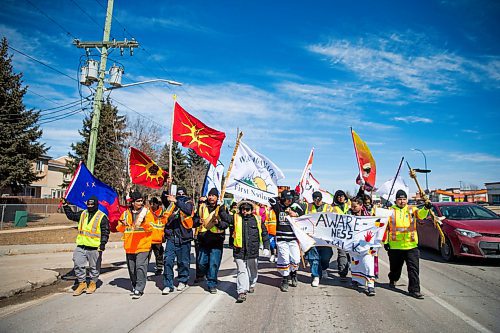 MIKAELA MACKENZIE / WINNIPEG FREE PRESS
The #stopmeth walk travels down Main Street in Rivergrove in Winnipeg on Monday, April 9, 2018. 
Mikaela MacKenzie / Winnipeg Free Press 2018.