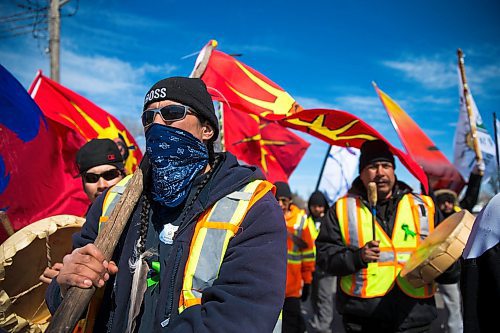 MIKAELA MACKENZIE / WINNIPEG FREE PRESS
Andrew Wood helps lead the #stopmeth walk as it travels down Main Street in Rivergrove in Winnipeg on Monday, April 9, 2018. 
Mikaela MacKenzie / Winnipeg Free Press 2018.