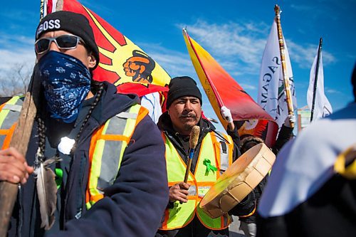 MIKAELA MACKENZIE / WINNIPEG FREE PRESS
Kyle Wood drums as the #stopmeth walk travels down Main Street in Rivergrove in Winnipeg on Monday, April 9, 2018. 
Mikaela MacKenzie / Winnipeg Free Press 2018.