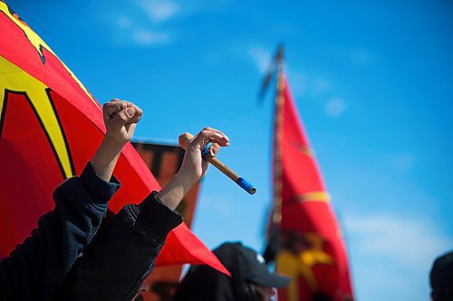 MIKAELA MACKENZIE / WINNIPEG FREE PRESS
Fists are raised as the #stopmeth walk travels down Main Street in Rivergrove in Winnipeg on Monday, April 9, 2018. 
Mikaela MacKenzie / Winnipeg Free Press 2018.