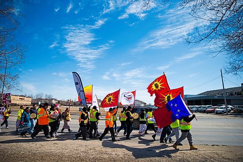 MIKAELA MACKENZIE / WINNIPEG FREE PRESS
The #stopmeth walk travels down Main Street in Rivergrove in Winnipeg on Monday, April 9, 2018. 
Mikaela MacKenzie / Winnipeg Free Press 2018.