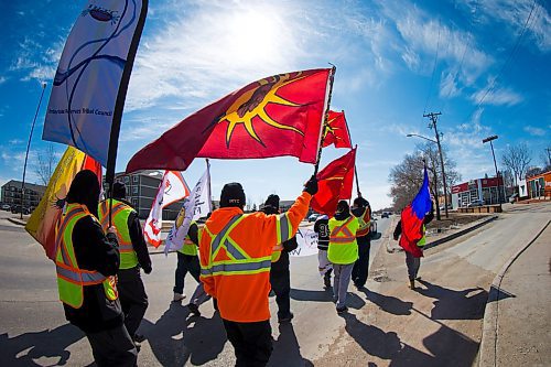 MIKAELA MACKENZIE / WINNIPEG FREE PRESS
The #stopmeth walk travels down Main Street in Rivergrove in Winnipeg on Monday, April 9, 2018. 
Mikaela MacKenzie / Winnipeg Free Press 2018.