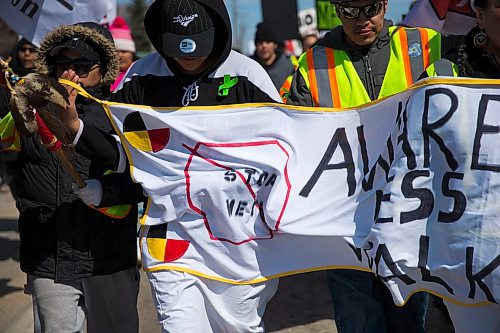 MIKAELA MACKENZIE / WINNIPEG FREE PRESS
The #stopmeth walk travels down Main Street in Rivergrove in Winnipeg on Monday, April 9, 2018. 
Mikaela MacKenzie / Winnipeg Free Press 2018.