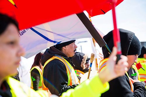 MIKAELA MACKENZIE / WINNIPEG FREE PRESS
Kyle Wood drums as the #stopmeth walk travels down Main Street in Rivergrove in Winnipeg on Monday, April 9, 2018. 
Mikaela MacKenzie / Winnipeg Free Press 2018.