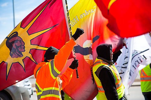 MIKAELA MACKENZIE / WINNIPEG FREE PRESS
The #stopmeth walk travels down Main Street in Rivergrove in Winnipeg on Monday, April 9, 2018. 
Mikaela MacKenzie / Winnipeg Free Press 2018.