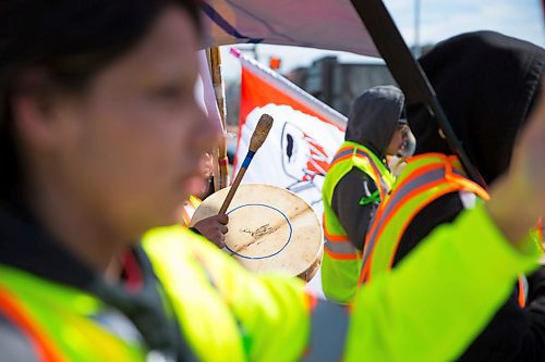 MIKAELA MACKENZIE / WINNIPEG FREE PRESS
Kyle Wood drums as the #stopmeth walk travels down Main Street in Rivergrove in Winnipeg on Monday, April 9, 2018. 
Mikaela MacKenzie / Winnipeg Free Press 2018.