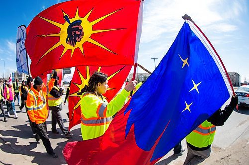 MIKAELA MACKENZIE / WINNIPEG FREE PRESS
Leanndra Harper holds a flag as the #stopmeth walk travels down Main Street in Rivergrove in Winnipeg on Monday, April 9, 2018. 
Mikaela MacKenzie / Winnipeg Free Press 2018.