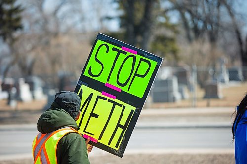 MIKAELA MACKENZIE / WINNIPEG FREE PRESS
The #stopmeth walk travels down Main Street in Rivergrove in Winnipeg on Monday, April 9, 2018. 
Mikaela MacKenzie / Winnipeg Free Press 2018.