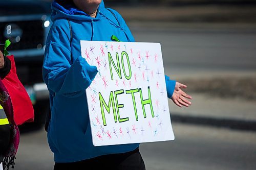 MIKAELA MACKENZIE / WINNIPEG FREE PRESS
The #stopmeth walk travels down Main Street in Rivergrove in Winnipeg on Monday, April 9, 2018. 
Mikaela MacKenzie / Winnipeg Free Press 2018.