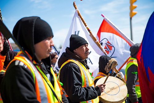 MIKAELA MACKENZIE / WINNIPEG FREE PRESS
Kyle Wood drums as the #stopmeth walk travels down Main Street in Rivergrove in Winnipeg on Monday, April 9, 2018. 
Mikaela MacKenzie / Winnipeg Free Press 2018.