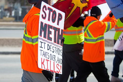 MIKAELA MACKENZIE / WINNIPEG FREE PRESS
The #stopmeth walk travels down Main Street in Rivergrove in Winnipeg on Monday, April 9, 2018. 
Mikaela MacKenzie / Winnipeg Free Press 2018.