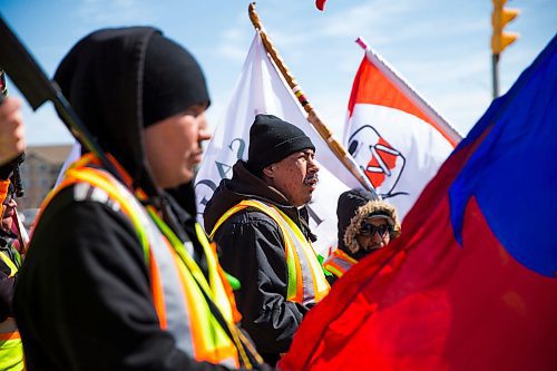 MIKAELA MACKENZIE / WINNIPEG FREE PRESS
Kyle Wood drums as the #stopmeth walk travels down Main Street in Rivergrove in Winnipeg on Monday, April 9, 2018. 
Mikaela MacKenzie / Winnipeg Free Press 2018.