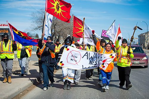 MIKAELA MACKENZIE / WINNIPEG FREE PRESS
The #stopmeth walk travels down Main Street in Rivergrove in Winnipeg on Monday, April 9, 2018. 
Mikaela MacKenzie / Winnipeg Free Press 2018.