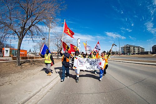 MIKAELA MACKENZIE / WINNIPEG FREE PRESS
The #stopmeth walk travels down Main Street in Rivergrove in Winnipeg on Monday, April 9, 2018. 
Mikaela MacKenzie / Winnipeg Free Press 2018.