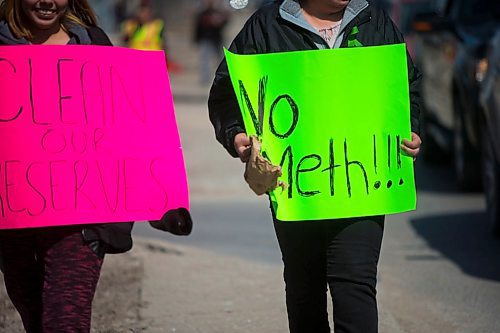 MIKAELA MACKENZIE / WINNIPEG FREE PRESS
The #stopmeth walk travels down Main Street in Rivergrove in Winnipeg on Monday, April 9, 2018. 
Mikaela MacKenzie / Winnipeg Free Press 2018.