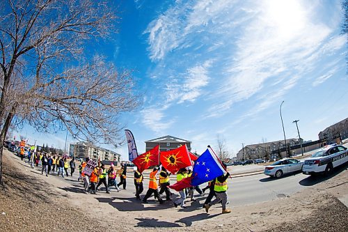 MIKAELA MACKENZIE / WINNIPEG FREE PRESS
The #stopmeth walk travels down Main Street in Rivergrove in Winnipeg on Monday, April 9, 2018. 
Mikaela MacKenzie / Winnipeg Free Press 2018.