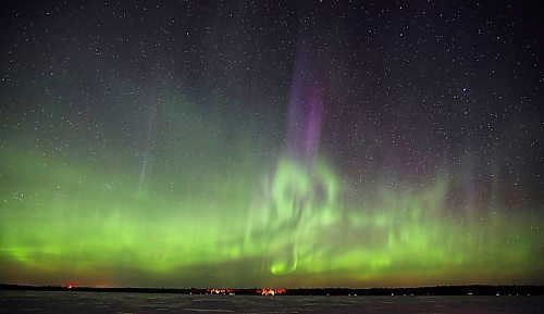 TREVOR HAGAN / WINNIPEG FREE PRESS
Northern lights over Gull Lake, Manitoba around 1:30am Tuesday, April 10, 2018.