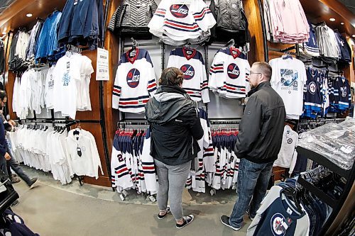 JOHN WOODS / WINNIPEG FREE PRESS
Shoppers pic up gear in preparation for the White Out at the Winnipeg Jets' first playoff game against the Minnesota Wild Tuesday, April 10, 2018.