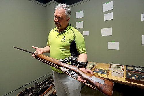 TREVOR HAGAN / WINNIPEG FREE PRESS
Ron Burch, mgr royal Winnipeg Rifle Museum and Archives at the Minto Armoury, Tuesday, April 10, 2018.