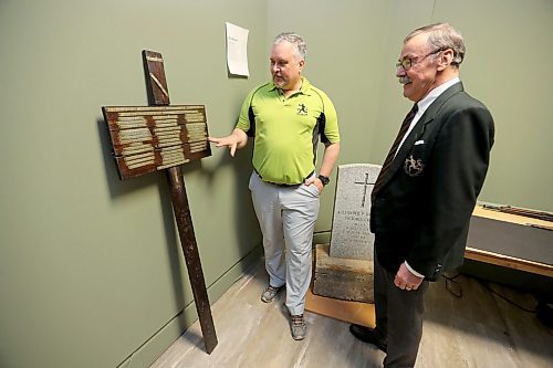 TREVOR HAGAN / WINNIPEG FREE PRESS
Ron Burch, mgr royal Winnipeg Rifle Museum and Archives, and John Robins (Lt. Col. Retired), secretary, Royal Winnipeg Rifles Regimental Senate and former president at the Minto Armoury, with a cross from Vimy, Tuesday, April 10, 2018.