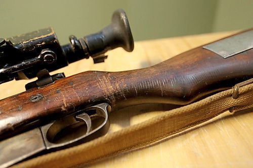 TREVOR HAGAN / WINNIPEG FREE PRESS
A rifle used by a WWI sharpshooter with notches representing Germans shot during the war at the Minto Armoury, Tuesday, April 10, 2018.