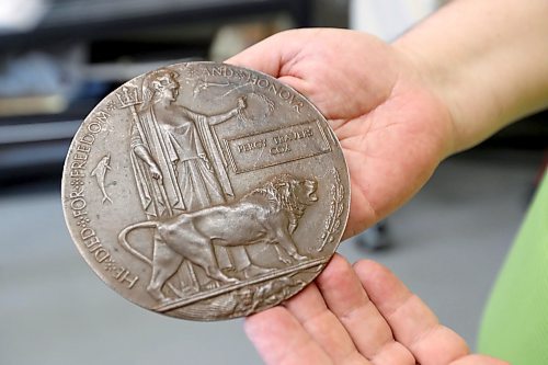 TREVOR HAGAN / WINNIPEG FREE PRESS
A "Dead Mans Penny" at Winnipeg Rifles museum items at the Minto Armoury, Tuesday, April 10, 2018.