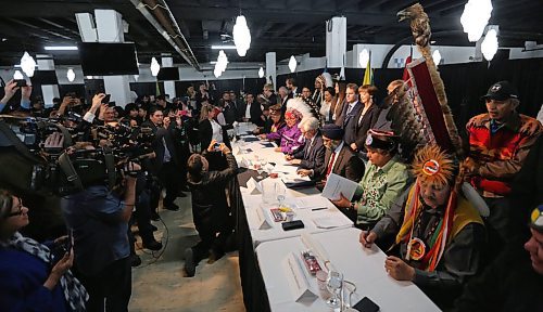 TREVOR HAGAN / WINNIPEG FREE PRESS
Manitoba Chiefs and government representatives signing an agreement in principle regarding the Kapyong Barracks during an announcement at the Assiniboia Downs, Tuesday, April 10, 2018.