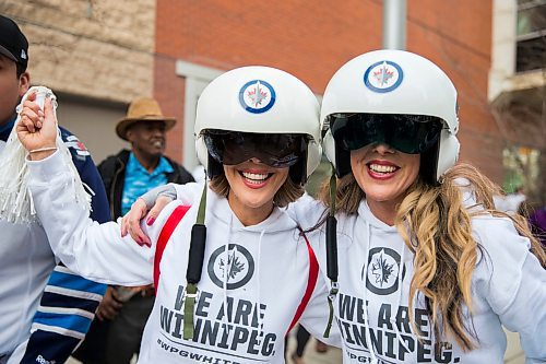 MIKAELA MACKENZIE / WINNIPEG FREE PRESS
Liesa Guenther (left) and Colleen Kramer get ready to watch the game at the Jets whiteout party on Donald Street in Winnipeg on Wednesday, April 11, 2018. 
Mikaela MacKenzie / Winnipeg Free Press 2018.