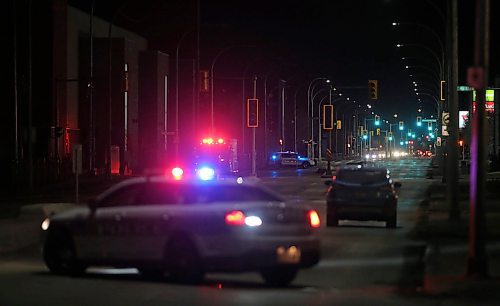 TREVOR HAGAN / WINNIPEG FREE PRESS
Winnipeg police block St.James south of Ellice after a gas leak has forced hydro workers to cut power to the West End and Polo Park, Thursday, April 12, 2018.