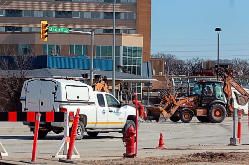 BORIS MINKEVICH / WINNIPEG FREE PRESS
Hydro crews and construction equipment work away at fixing up an area where a gas leak occurred yesterday at Empress Street and St. Matthews Ave. CAROL SANDERS STORY April 13, 2018