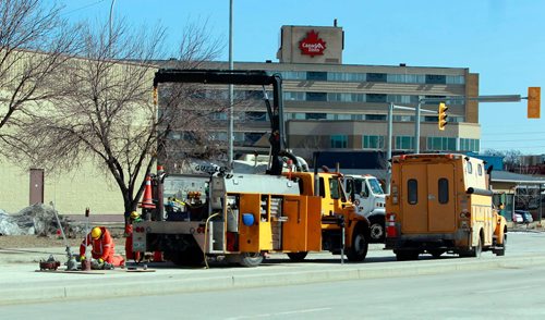 BORIS MINKEVICH / WINNIPEG FREE PRESS
Hydro crews and construction equipment work away at fixing up an area where a gas leak occurred yesterday at Empress Street and St. Matthews Ave. CAROL SANDERS STORY April 13, 2018