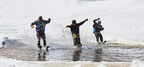 DAVID LIPNOWSKI / WINNIPEG FREE PRESS

(Left to right) Father Dave Parnell, son Rowan Parnell, and Asa France enjoy the last day of downhill skiing and snowboarding at Stony Mountain Ski Area Sunday April 15, 2018.