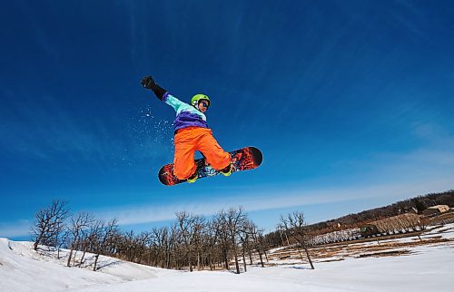 DAVID LIPNOWSKI / WINNIPEG FREE PRESS

Dee Hammersley enjoys the last day of downhill skiing and snowboarding at Stony Mountain Ski Area Sunday April 15, 2018.