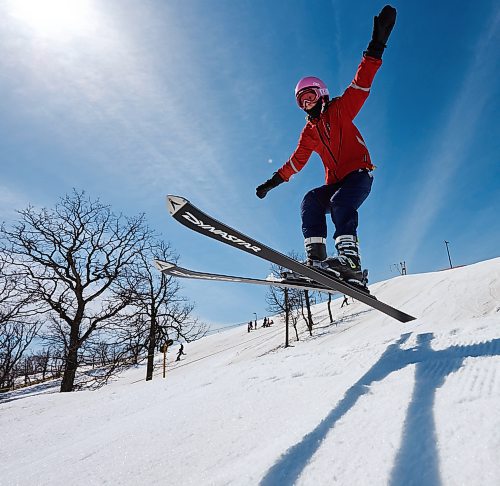 DAVID LIPNOWSKI / WINNIPEG FREE PRESS

Lyneah Berg (age 12) enjoys the last day of downhill skiing and snowboarding at Stony Mountain Ski Area Sunday April 15, 2018.