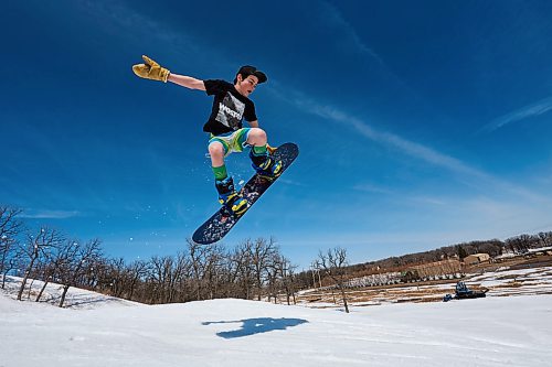 DAVID LIPNOWSKI / WINNIPEG FREE PRESS

Damian Harrison (age 13) enjoys the last day of downhill skiing and snowboarding at Stony Mountain Ski Area Sunday April 15, 2018.