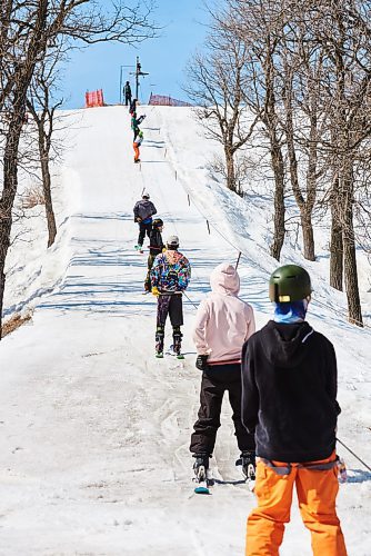 DAVID LIPNOWSKI / WINNIPEG FREE PRESS

Several dozen people came out to enjoy the last day of downhill skiing and snowboarding at Stony Mountain Ski Area Sunday April 15, 2018.