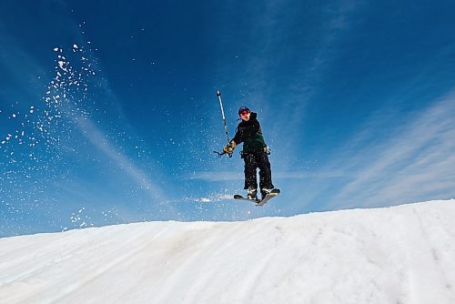 DAVID LIPNOWSKI / WINNIPEG FREE PRESS

Jonathan Shipley enjoys the last day of downhill skiing and snowboarding at Stony Mountain Ski Area Sunday April 15, 2018.