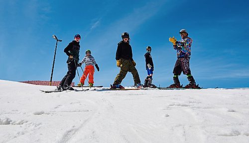 DAVID LIPNOWSKI / WINNIPEG FREE PRESS

(Left to right) Jonathan Shipley, Dee Hammersley, Rowan Parnell, Daniel Schmuelgen, and Dave Parnell enjoy the last day of downhill skiing and snowboarding at Stony Mountain Ski Area Sunday April 15, 2018.
