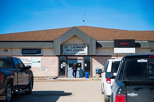 MIKAELA MACKENZIE / WINNIPEG FREE PRESS
People file into the town rec centre before Premier Brian Pallister speaks at a town hall on the proposed Lake Manitoba outlet in St. Laurent, Manitoba on Monday, April 16, 2018. 
Mikaela MacKenzie / Winnipeg Free Press 2018.