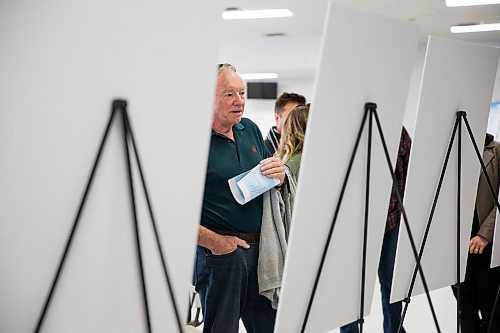 MIKAELA MACKENZIE / WINNIPEG FREE PRESS
Rich Wozney takes a look at the information boards set up at the rec centre before Premier Brian Pallister speaks at a town hall on the proposed Lake Manitoba outlet in St. Laurent, Manitoba on Monday, April 16, 2018. 
Mikaela MacKenzie / Winnipeg Free Press 2018.