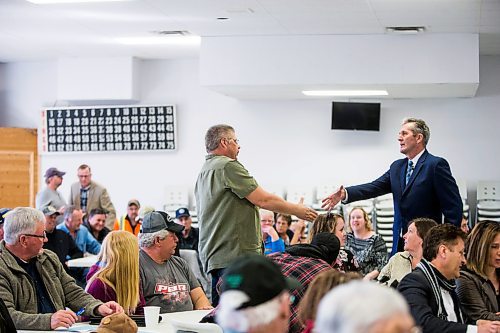 MIKAELA MACKENZIE / WINNIPEG FREE PRESS
Dan Meisner stands up to shake Premier Brian Pallister's hand at a town hall on the proposed Lake Manitoba outlet in St. Laurent, Manitoba on Monday, April 16, 2018. 
Mikaela MacKenzie / Winnipeg Free Press 2018.