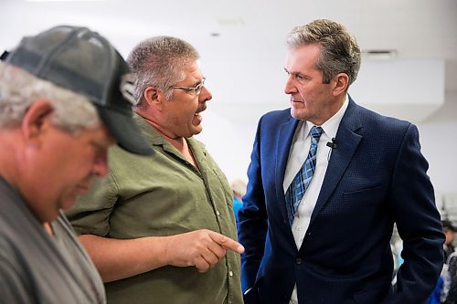 MIKAELA MACKENZIE / WINNIPEG FREE PRESS
Dan Meisner talks to Premier Brian Pallister a town hall on the proposed Lake Manitoba outlet in St. Laurent, Manitoba on Monday, April 16, 2018. 
Mikaela MacKenzie / Winnipeg Free Press 2018.