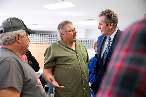 MIKAELA MACKENZIE / WINNIPEG FREE PRESS
Dan Meisner talks to Premier Brian Pallister a town hall on the proposed Lake Manitoba outlet in St. Laurent, Manitoba on Monday, April 16, 2018. 
Mikaela MacKenzie / Winnipeg Free Press 2018.