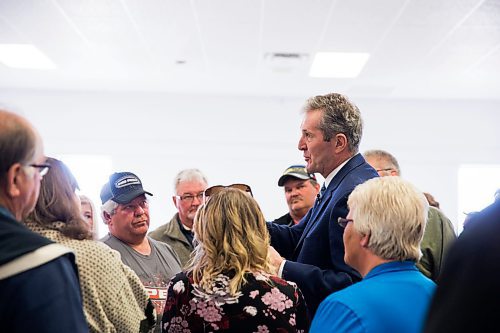 MIKAELA MACKENZIE / WINNIPEG FREE PRESS
Premier Brian Pallister talks to people at a town hall on the proposed Lake Manitoba outlet in St. Laurent, Manitoba on Monday, April 16, 2018. 
Mikaela MacKenzie / Winnipeg Free Press 2018.