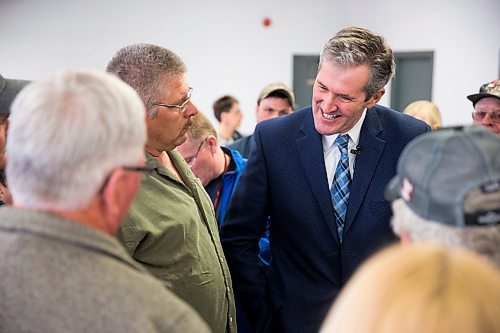 MIKAELA MACKENZIE / WINNIPEG FREE PRESS
Dan Meisner talks to Premier Brian Pallister a town hall on the proposed Lake Manitoba outlet in St. Laurent, Manitoba on Monday, April 16, 2018. 
Mikaela MacKenzie / Winnipeg Free Press 2018.