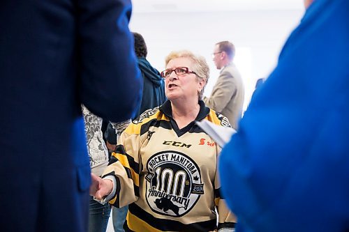 MIKAELA MACKENZIE / WINNIPEG FREE PRESS
Kathleen talks to Premier Brian Pallister at a town hall on the proposed Lake Manitoba outlet in St. Laurent, Manitoba on Monday, April 16, 2018. 
Mikaela MacKenzie / Winnipeg Free Press 2018.